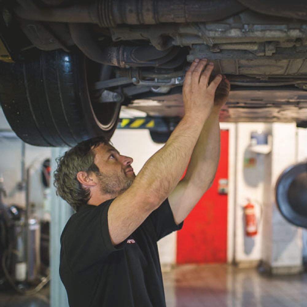 Expert technician providing MOT test in Basingstoke.