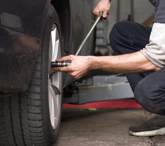 Specialists mechanic checking wheel alignment in Basingstoke.